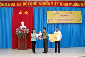 Giám đốc Công an tỉnh Quảng Ninh trao bảng biểu trưng 1.000 phần quà tặng các gia đình chính sách, hộ khó khăn tỉnh An Giang.
