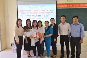 Nhà trường khen thưởng và tặng quà cho em Trần Ngọc My.