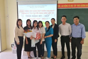 Nhà trường khen thưởng và tặng quà cho em Trần Ngọc My.