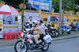 Thiếu tá Nguyễn Tường Duy hỗ trợ thí sinh lấy giấy báo dự thi.