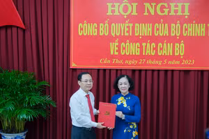 Bà Trương Thị Mai, trưởng Ban Tổ chức trung ương trao quyết định chuẩn y của Bộ Chính trị đối với ông Nguyễn Văn Hiếu.