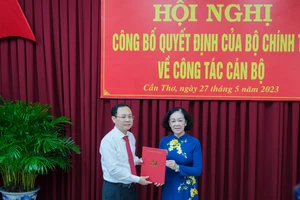 Bà Trương Thị Mai, trưởng Ban Tổ chức trung ương trao quyết định chuẩn y của Bộ Chính trị đối với ông Nguyễn Văn Hiếu.