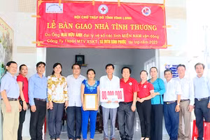 Hội Chữ thập đỏ tỉnh Vĩnh Long bàn giao nhà cho các hộ dân bị sạt lở.