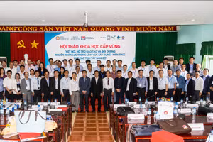 Đại biểu chụp ảnh lưu niệm.