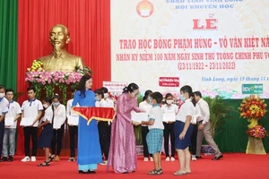 Lãnh đạo UBND Vĩnh Long trao học bổng Phạm Hùng - Võ Văn Kiệt cho học sinh.