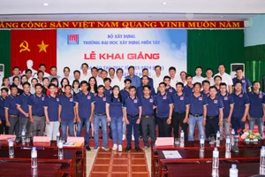 Lãnh đạo nhà trường chụp ảnh lưu niệm cùng học viên.