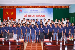 Lãnh đạo nhà trường chụp ảnh lưu niệm cùng học viên.