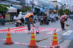 Ban An toàn giao thông thành phố thực hiện thi công trước cổng Trường Tiểu học Cái Khế 2 (quận Ninh Kiều).