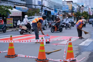 Ban An toàn giao thông thành phố thực hiện thi công trước cổng Trường Tiểu học Cái Khế 2 (quận Ninh Kiều).
