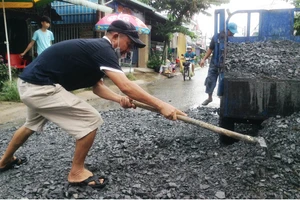 Hễ thấy đường sá xuống cấp thì ông Vân xuất tiền túi mua vật tư và xuất công ra để vá đường.