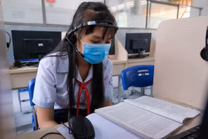 Nhóm học sinh yếu thế tại Trường THCS Thới Xuân, huyện Cờ Đỏ (TP Cần Thơ) được hỗ trợ học trực tuyến tại trường.