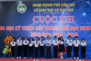 Lãnh đạo Sở trao giải nhất Cuộc thi khoa học kỹ thuật cấp thành phố năm học 2022-2023.