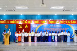 Trao thưởng 112 giáo viên THCS, THPT đạt danh hiệu Giáo viên chủ nhiệm lớp giỏi cấp tỉnh năm học 2022 - 2023.