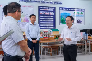  Đoàn công tác thăm và nắm bắt tình hình thực tế tại trường THCS Đoàn Thị Điểm, quận Ninh Kiều (TP. Cần Thơ).