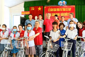 Vĩnh Long vận động tặng 7 chiếc xe đạp cho các em học sinh khó khăn