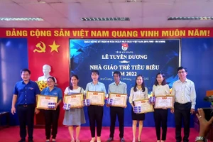 Lãnh đạo Sở GD&ĐT và tỉnh đoàn An Giang trao Bằng khen cho 27 “Nhà giáo trẻ tiêu biểu” cấp tỉnh năm 2022.