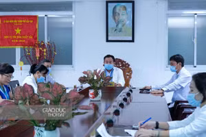 Ban giám đốc bệnh viện họp sau buổi diễn tập.