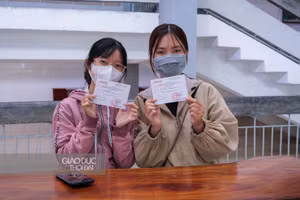 Sinh viên hào hứng tham gia bầu cử.