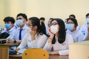 Hình ảnh ngày đầu học sinh trở lại trường học tập trực tiếp.