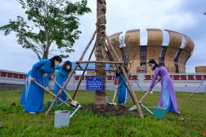 Nhân buổi lễ, Hội LHPN thành phố phát động và trồng cây lưu niệm tại Đền thờ Vua Hùng Cần Thơ.