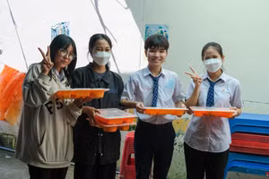 Học trò hạnh phúc với bữa ăn trưa sau giờ ôn thi mệt mỏi.