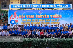 Tập thể giáo viên Trường THPT Châu Văn Liêm chụp ảnh lưu niệm.