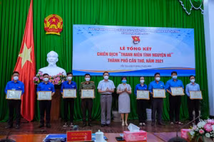 Lãnh đạo thành phố khen thưởng cho tập thể, cá nhân có thành tích trong hoạt động chiến dịch hè năm 2021.