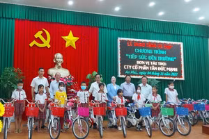 Đại diện chính quyền địa phương và công ty cổ phần Tân Đức Mạnh (TPHCM) trao tặng 66 chiếc xe đạp cho học sinh.