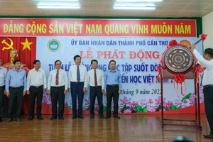  Ông Nguyễn Thực Hiện, Phó Chủ tịch UBND TP Cần Thơ đánh trống truyền thông điệp của “Tuần lễ hưởng ứng học tập suốt đời năm 2022”