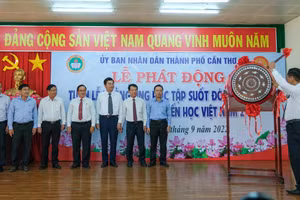  Ông Nguyễn Thực Hiện, Phó Chủ tịch UBND TP Cần Thơ đánh trống truyền thông điệp của “Tuần lễ hưởng ứng học tập suốt đời năm 2022”