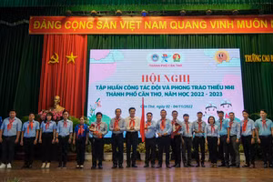 Trao cờ hiệu trong thành lập liên đội tạm thời.