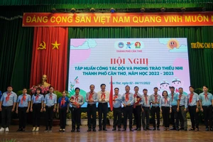 Trao cờ hiệu trong thành lập liên đội tạm thời.