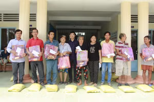 Chính quyền địa phương hỗ trợ người dân bị ảnh hưởng bởi sạt lở.