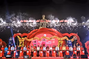 Đại biểu thực hiện nghi thức khai mạc lễ hội hoa.