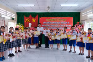 Lãnh đạo UBND TP Cần Thơ khen thưởng học sinh đạt giải Robothon quốc tế.