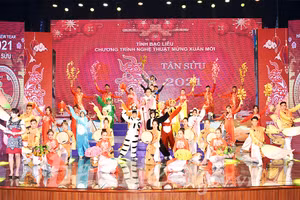 Liên khúc Ngày xuân long phụng sum vầy (Ảnh CTTĐT Bạc Liêu).