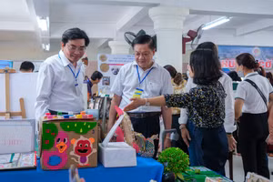 Lãnh đạo thành phố tham quan trưng bày sản phẩm giáo dục minh hoạ kết quả thực hiện Nghị quyết số 29-NQ/TW.