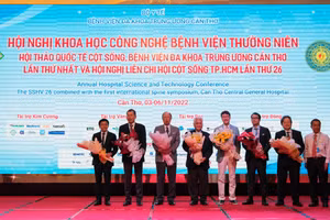 Đại diện lãnh đạo bệnh viện tặng hoa cho các đại biểu tham dự.