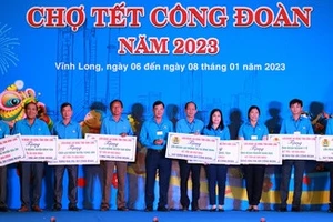 Tổng Liên đoàn Lao động Việt Nam trao quà cho đoàn viên, công nhân lao động có hoàn cảnh khó khăn trên địa bàn tỉnh Vĩnh Long