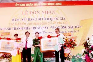 Ông Bùi Văn Nghiêm- Ủy viên BCH Trung ương Đảng, Bí thư Tỉnh ủy thực hiện nghi thức trao Bằng xếp hạng di tích cấp Quốc gia đối với Khu lưu niệm đồng chí Võ Văn Kiệt và đình Bình Phụng.