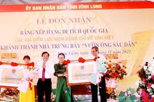 Ông Bùi Văn Nghiêm- Ủy viên BCH Trung ương Đảng, Bí thư Tỉnh ủy thực hiện nghi thức trao Bằng xếp hạng di tích cấp Quốc gia đối với Khu lưu niệm đồng chí Võ Văn Kiệt và đình Bình Phụng.