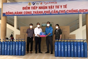 Hội Doanh nhân trẻ Việt Nam trao tặng vật tư y tế hỗ trợ Thành phố Cần Thơ.