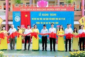 Lãnh đạo Sở GD&ĐT An Giang cùng thực hiện nghi thức cắt băng khánh thành thư viện thân thiện.