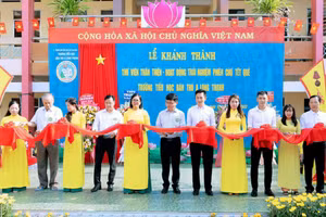 Lãnh đạo Sở GD&ĐT An Giang cùng thực hiện nghi thức cắt băng khánh thành thư viện thân thiện.