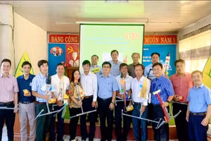 Các nhóm chụp ảnh lưu niệm với sản phẩm thiết kế chủ đề dạy học STEM