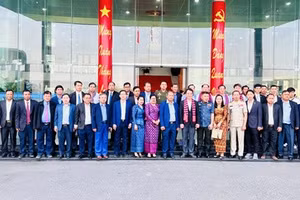 Đoàn chụp ảnh lưu niệm cùng lãnh đạo tỉnh Vĩnh Long.