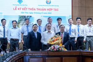 Đại diện 2 trường chụp ảnh lưu niệm.