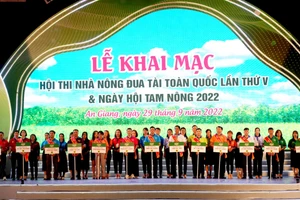 Đại diện lãnh đạo các Bộ, ngành, đoàn thể Trung ương và địa phương tham dự Lễ khai mạc Hội thi Nhà nông đua tài toàn quốc lần thứ V.