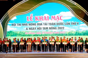 Đại diện lãnh đạo các Bộ, ngành, đoàn thể Trung ương và địa phương tham dự Lễ khai mạc Hội thi Nhà nông đua tài toàn quốc lần thứ V.