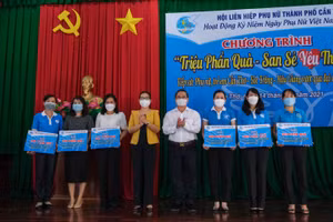 Ông Trần Việt Trường, Chủ tịch UBND TP Cần Thơ trao bảng tượng trưng cho các đơn vị.